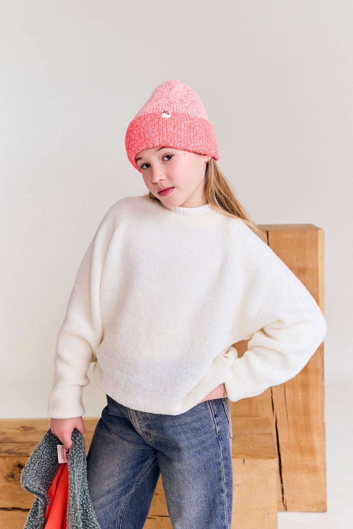 AO76 BETTY C NECK